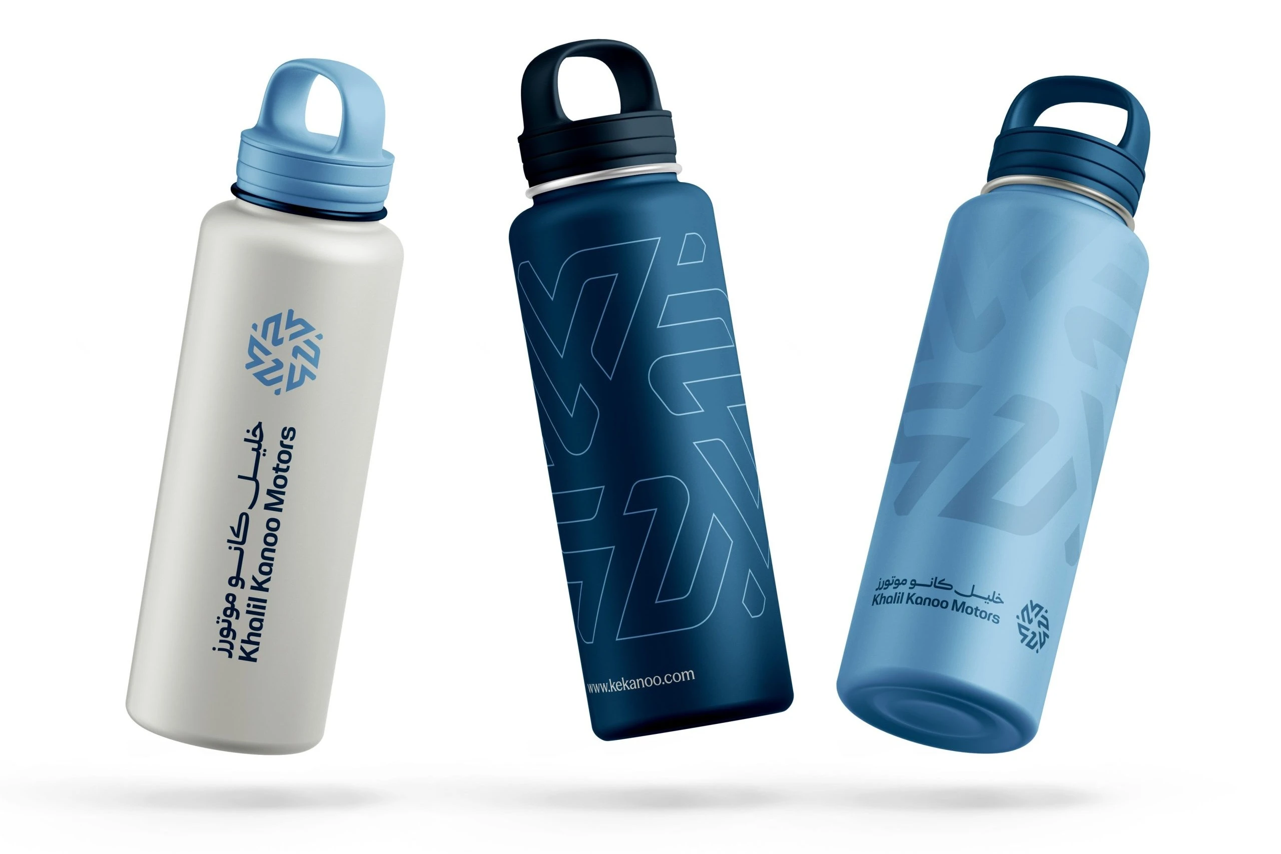 Three water bottles, in white, navy and sky blue, with the logo and the mark’s strokes.